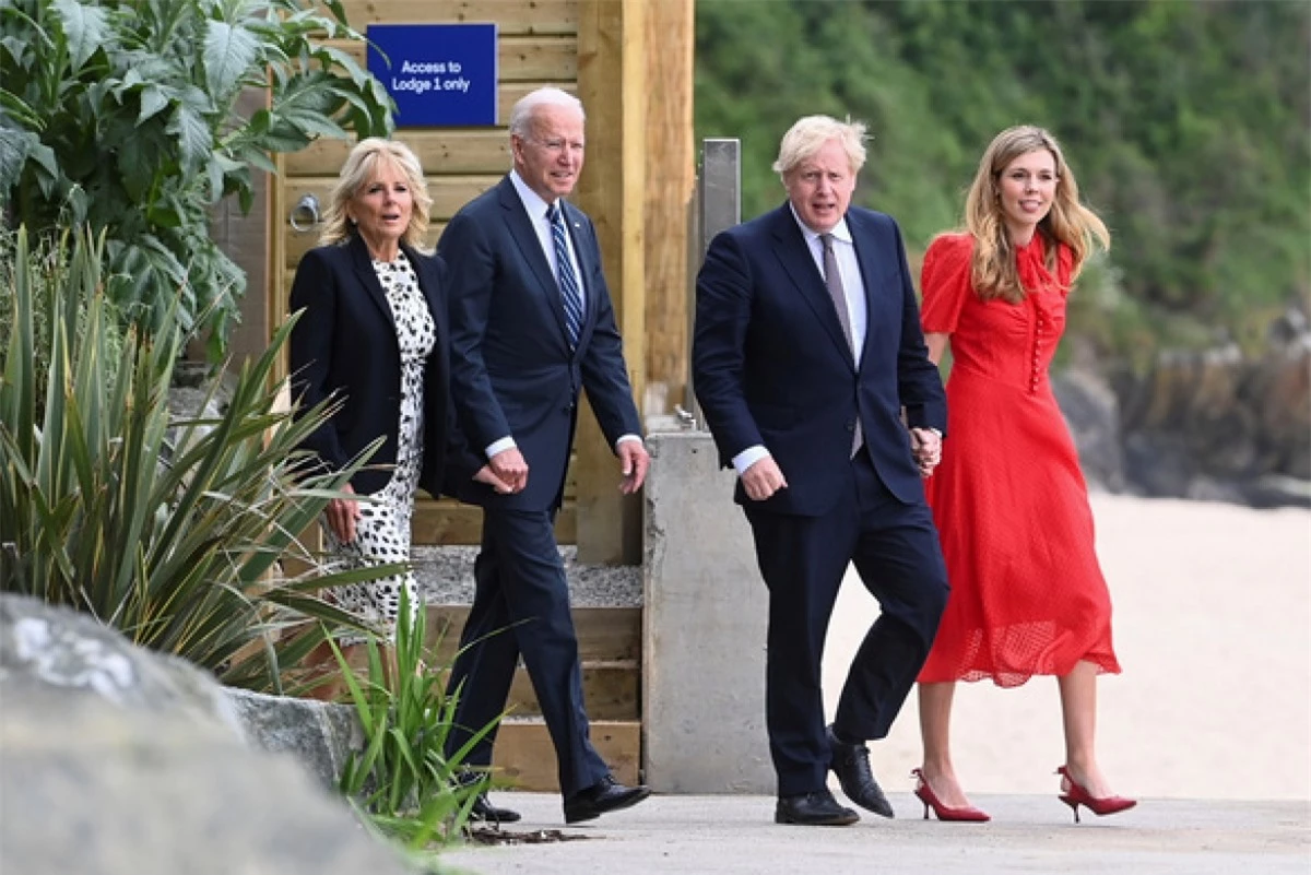 Vợ chồng Thủ tướng Anh Boris Johnson (phải) dẫn vợ chồng Tổng thống Mỹ Joe Biden đi thăm thú khu nghỉ dưỡng vịnh Carbis ngày 10/6. Ảnh: Reuters