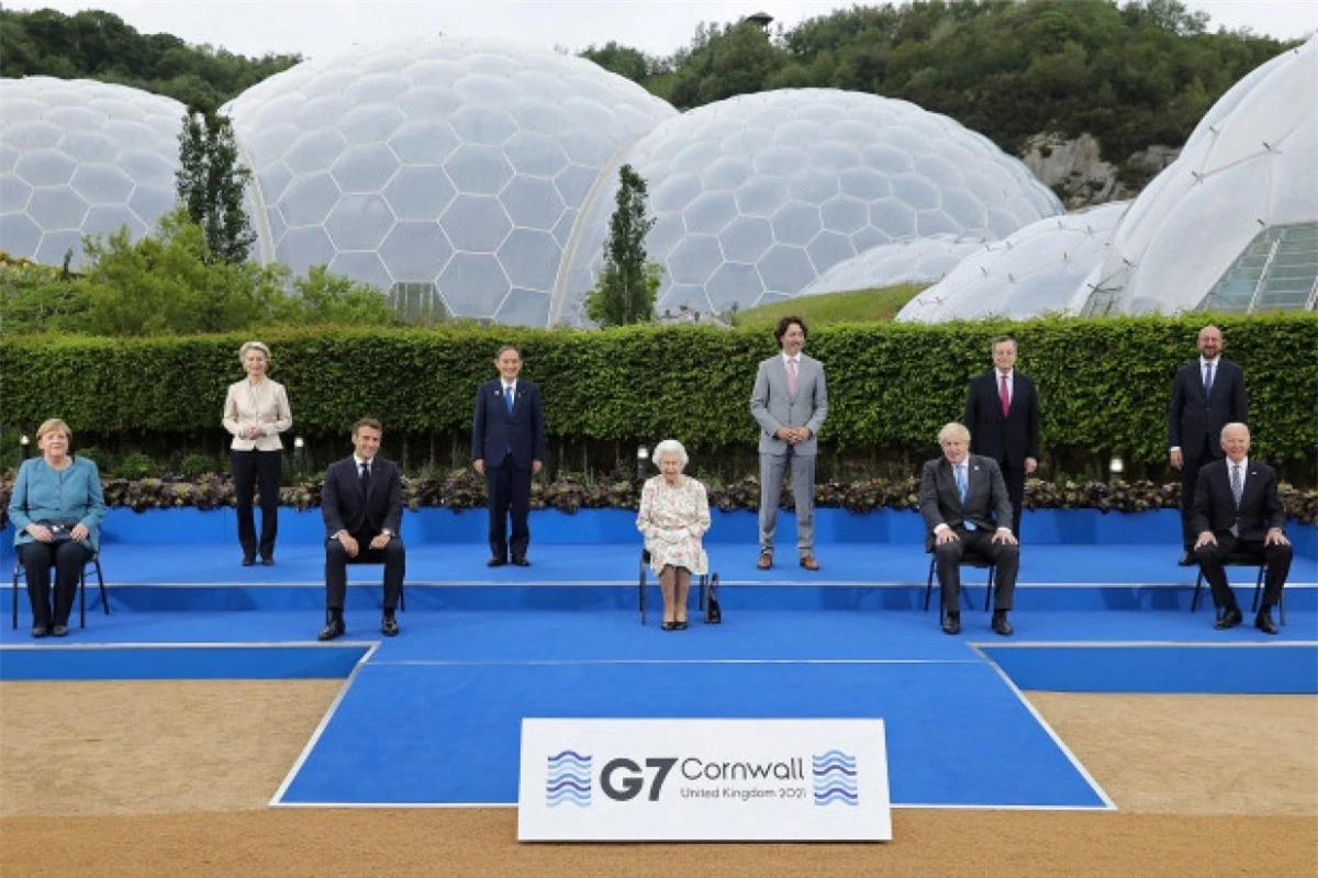 Nữ hoàng Anh Elizabeth II (ở giữa) chụp ảnh cùng các nhà lãnh đạo thế giới. Ảnh: AFP.