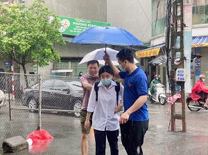 Sáng 13/6, hơn 93.000 thí sinh Hà Nội đội mưa bão đi thi