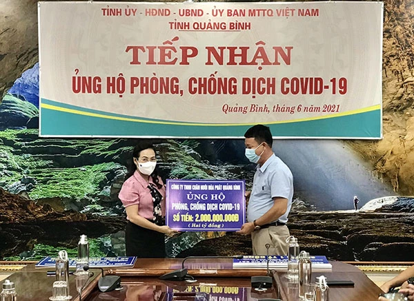 Công ty TNHH chăn nuôi Hòa Phát Quảng Bình ủng hộ quỹ với số tiền 2 tỷ đồng