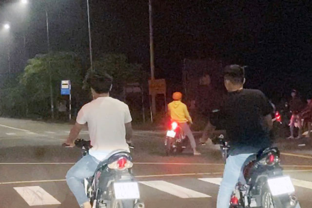 6 thanh niên bốc đầu xe, cổ vũ đua xe trái phép