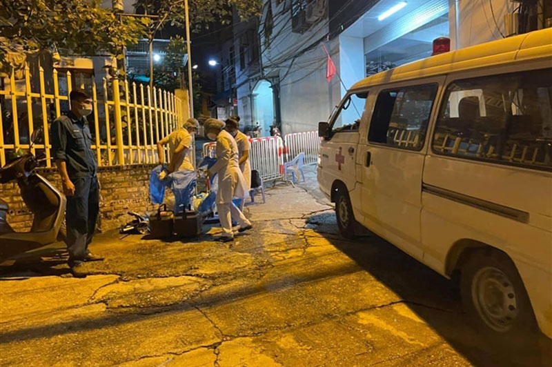 Nhân viên y tế có mặt tại nơi ca dương tính với SARS-CoV-2 sinh sống. Ảnh: VTC News.