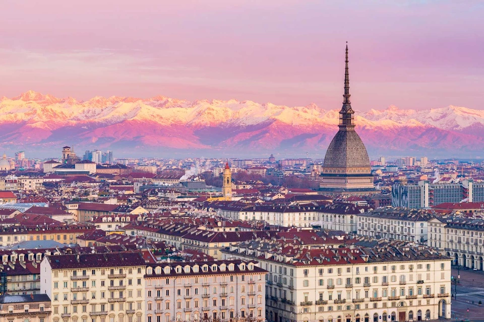 Năm 2006, Turin được vinh danh là "Thủ đô sách thế giới". Turin tọa lạc tại phía Bắc Italy, nơi đây là một trong những cái nôi của nền văn hóa châu Âu và từng là thủ đô đầu tiên của Italy từ năm 1861 đến năm 1865.