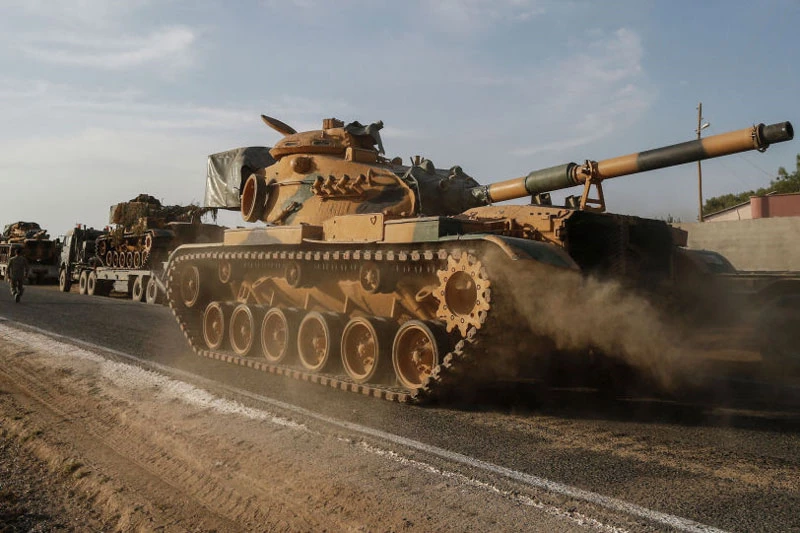 Phiến quân Syria đang đưa dân quân và xe bọc thép ra mặt trận. Ảnh minh họa.
