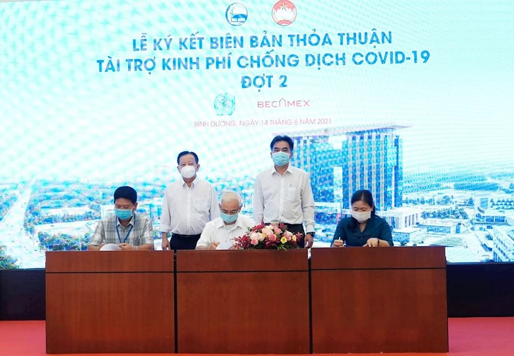 Becamex IDC đã ký kết thỏa thuận tài trợ kinh phí đợt 2 phòng chống dịch Covid-19 với Ủy ban MTTQ Việt Nam tỉnh Bình Dương và Sở Y tế tỉnh Bình Dương.