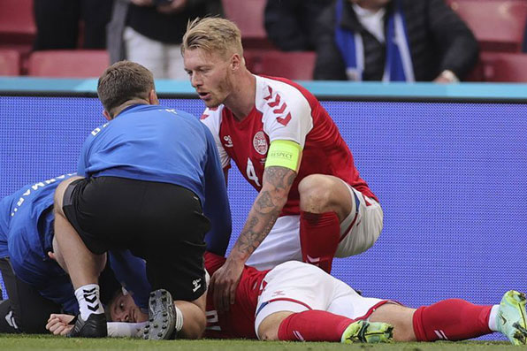 Bác sĩ tiết lộ tim Eriksen ngừng đập trước khi được cứu sống