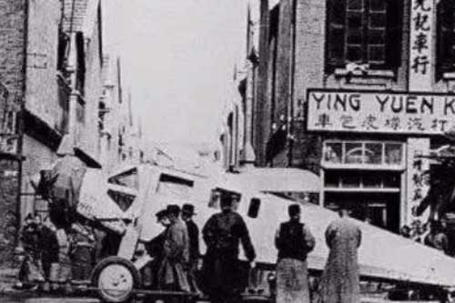 Ảnh cũ về nhà Thanh: Chính quyền mua chiếc máy bay đầu tiên, người dân hiếu kỳ kéo nhau ra xem “con vật khổng lồ”