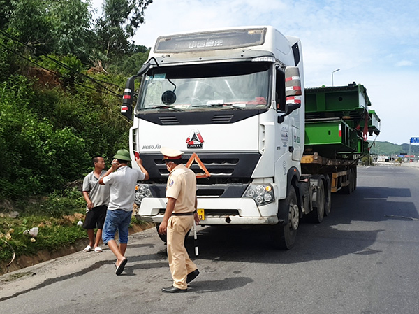 Đà Nẵng: Tài xế chở hàng siêu trường "cù nhầy" hơn 2 tiếng mới ký biên bản vi phạm