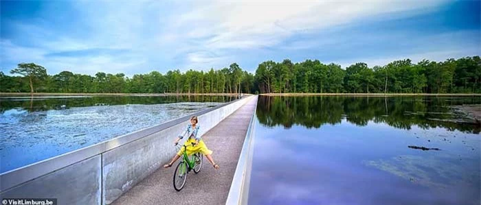 Con đường xe đạp xuyên qua hồ nước, đẹp nhất thế giới 1