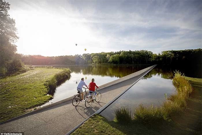 Con đường xe đạp xuyên qua hồ nước, đẹp nhất thế giới 4