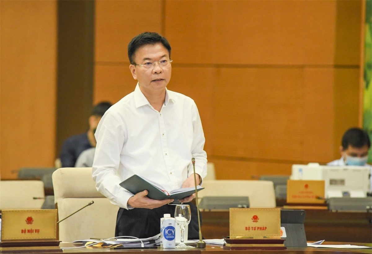 Bộ trưởng Bộ Tư pháp Lê Thành Long báo cáo tại phiên họp Uỷ ban Thường vụ Quốc hội. Ảnh: Doãn Tấn