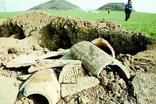 Cả gan bán bảo vật đào được trong lăng mộ hoàng đế, 3 người nông dân tưởng 'đổi đời' - Ai ngờ!