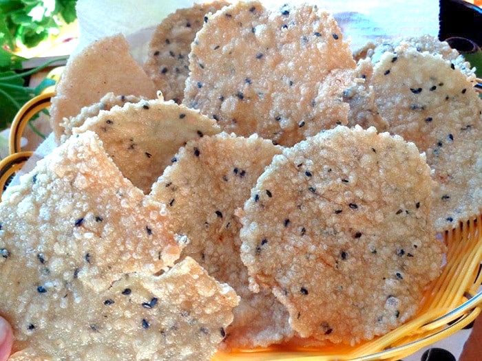 Một trong những sản phẩm thủ công truyền thống nổi tiếng Bình Định là bánh tráng nước dừa Tam Quan. Món bánh có sự kết hợp độc đáo giữa bột gạo, nước cốt dừa và mè đen. Khi thưởng thức, bạn sẽ cảm nhận được hương thơm và vị béo đặc trưng. Ảnh: Bánh tráng Như Bình.