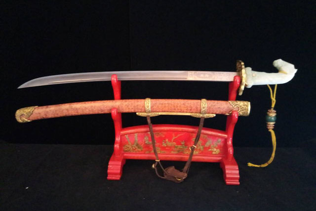 Mang thanh kiếm đi kiểm định, được vận động giao nộp cho nhà nước, người nông dân làm một điều khiến cộng đồng phẫn nộ!