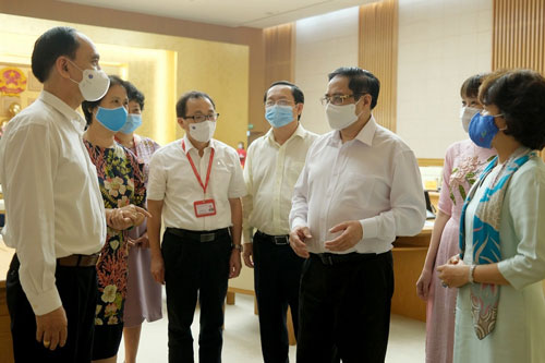 Thủ tướng: Tạo điều kiện thuận lợi nhất cho nghiên cứu, sản xuất vaccine