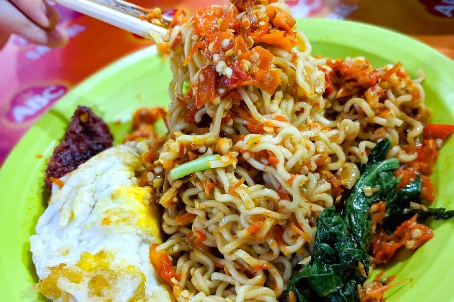 Đặc sản mì cay có tên Mie Goreng Pedas Mampus của Indonesia thử thách nhiều người bởi được chế biến với hơn 100 trái ớt. Món ăn còn được gọi là "mì tử thần" kể từ khi Ben Sumadiwiria, một blogger ẩm thực người Đức, đổ mồ hôi, chóng mặt và không nghe thấy gì trong 2 phút khi thử vào năm 2016. Dù mức độ cay làm nhiều du khách sợ hãi, loại mì này vẫn là món ăn không thể thiếu của người dân thủ đô Jakarta. Ảnh: DanielFoodDiary.