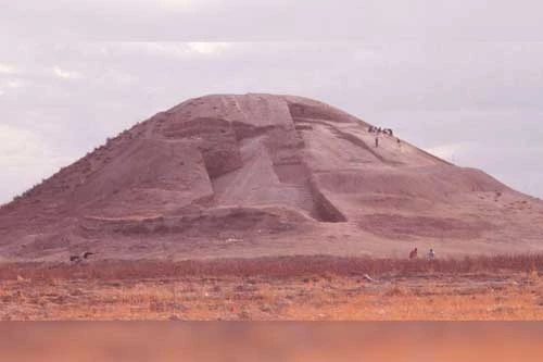 Đâì tưởng niệm chiến binh ở Syria có hình Kim Tự tháp.