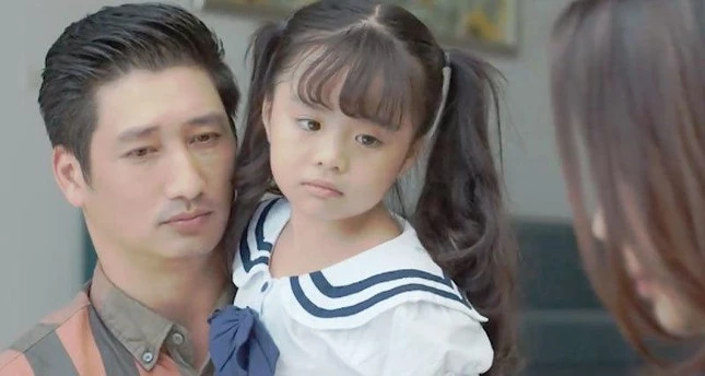 Năm 2019-2020, cô bé Phụng Nghi gây "sốt" với vai diễn bé Mun trong bộ phim "Hoa hồng trên ngực trái". Dù là thành viên nhỏ tuổi nhất đoàn phim, song cô bé luôn gây bất ngờ vì diễn xuất tự nhiên, đáng yêu và tác phong làm việc không kém các diễn viên chuyên nghiệp