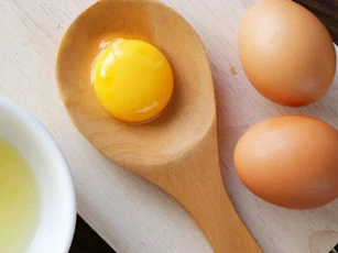 Chỉ cần 1 quả trứng gà da đẹp như em bé