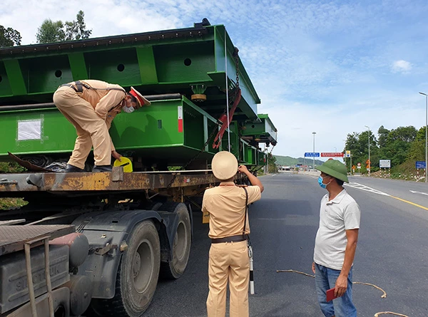 Lực lượng chức năng đo đạc kích thước, xác định mức độ vi phạm của xe đầu kéo 29C-450.58 