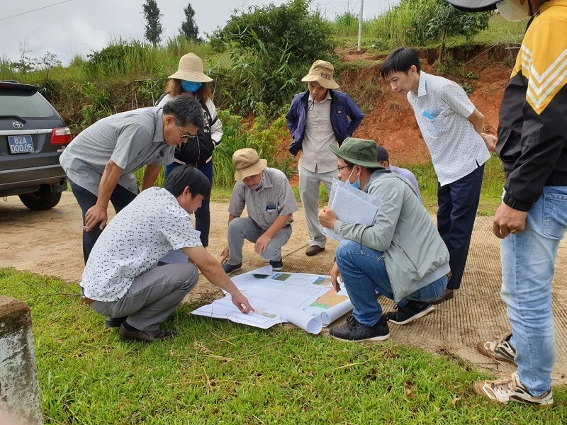 Chủ tịch HAGL Đoàn Nguyên Đức cùng lãnh đạo địa phương khảo sát đầu tư tại Khu kinh tế cửa khẩu Bờ Y. 