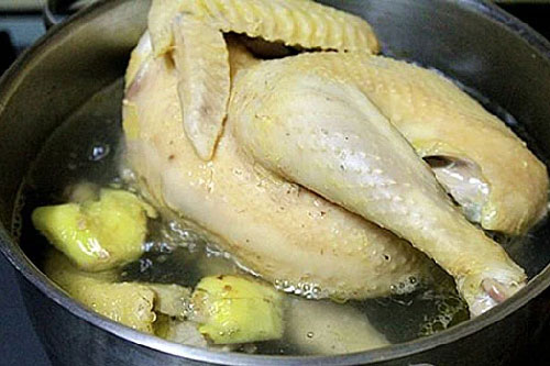 Luộc gà nước sôi hay nước lạnh cứ thả thêm thứ này đảm bảo gà thơm ngon vàng ruộm