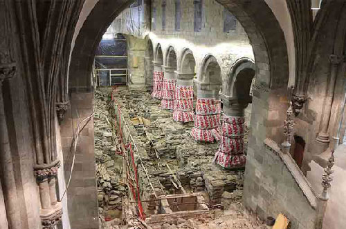 Sửa nhà thờ cổ, phát hiện dưới nền hàng loạt hài cốt, nhà cửa, châu báu