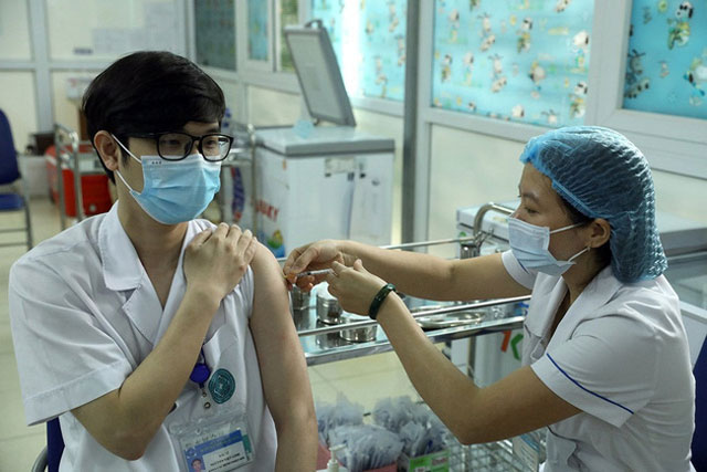 Bộ Y tế đề nghị hoàn thành tiêm vaccine phòng COVID-19 đợt 3 trước 15/8