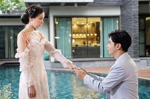 Bị bạn trai chia tay, tôi đang đau khổ tột cùng thì anh hàng xóm chạy sang dúi cho cuốn sổ tiết kiệm cả tỷ bạc