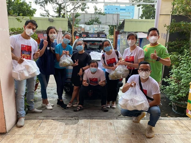 Mai Phương Thúy dậy từ 4h sáng làm tình nguyện viên chống dịch - Ảnh 5.