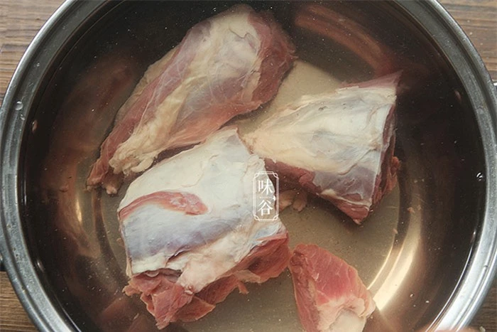 Sai lầm khi hầm thịt bò khiến thịt dai, có mùi tanh, 3 bước sau mới là cách làm đúng 2