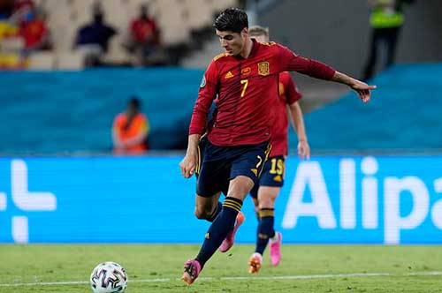 Thi đấu tệ hại, Morata vẫn được Enrique bênh vực