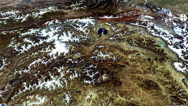 Hồ nước giống như "Biển Chết" ở trên "nóc nhà của thế giới"