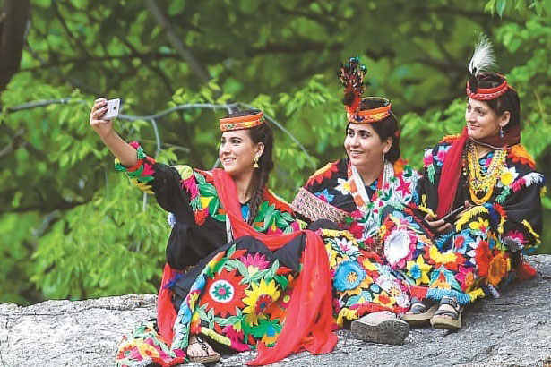 Bộ tộc có nhiều phụ nữ xinh đẹp nhất thế giới, được tùy ý chọn chồng và lấy bao nhiêu người cũng được