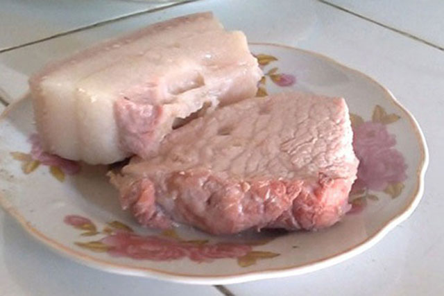 Thịt luộc chín vẫn có màu hồng là do nguồn nước bẩn, ăn vào hại gan thận? Chuyên gia giải thích