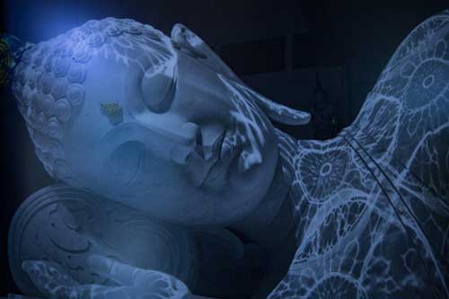 Tượng Phật "đổi màu" ẩn mình trong núi sâu: Ban ngày màu trắng như tuyết, đến đêm chuyển màu xanh lam