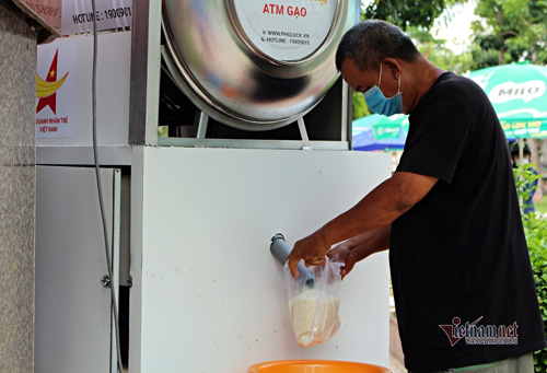 Nhiều ATM gạo miễn phí hỗ trợ người nghèo Sài Gòn mùa Covid-19