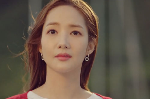 Tôi mang hoa quả đến biếu bố mẹ chồng tương lai nhưng cảnh tượng nhìn thấy qua khung cửa quả thực rất đau đớn