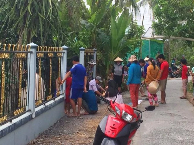 Nhóm người tiến hành đập phá hàng rào của gia đình ông Trần Chí Linh.