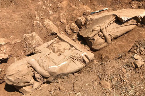 Bí ẩn về bức tượng bị mất đầu trong mộ cổ