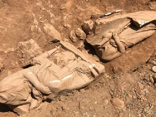 Bí ẩn về bức tượng bị mất đầu trong mộ cổ