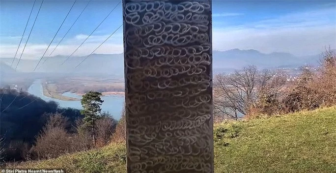 Cột kim loại bí ẩn bốc hơi khỏi sa mạc Mỹ, xuất hiện gần pháo đài Romania - Ảnh 2.