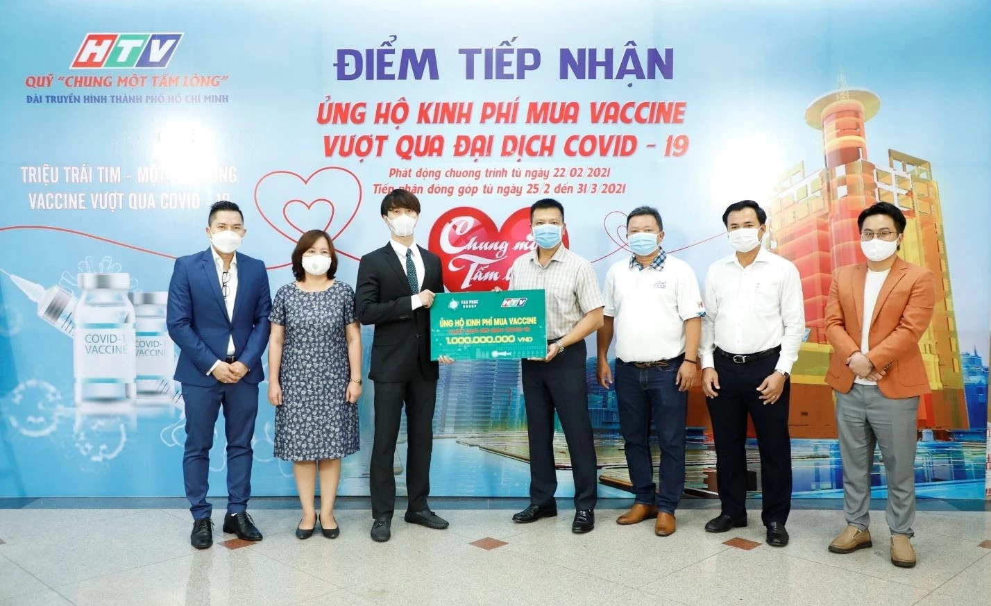 Van Phuc Group cũng gửi tặng 2.000 bộ trang phục y tế cho đội ngũ y – bác sĩ - Ảnh: Tấn Thạnh