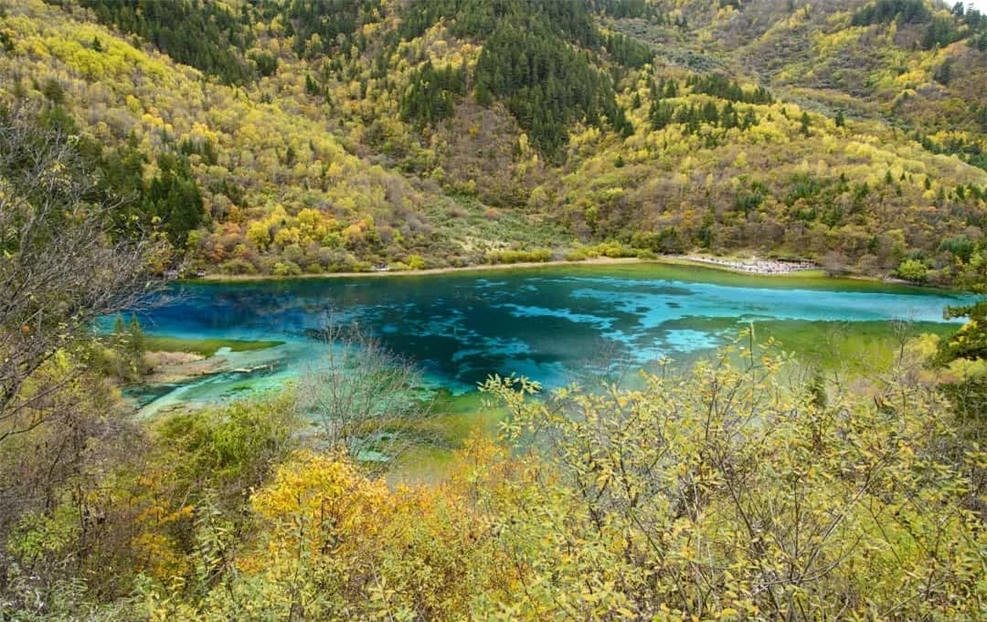 Mê mẩn trước những hồ nước có màu sắc tuyệt đẹp trên thế giới