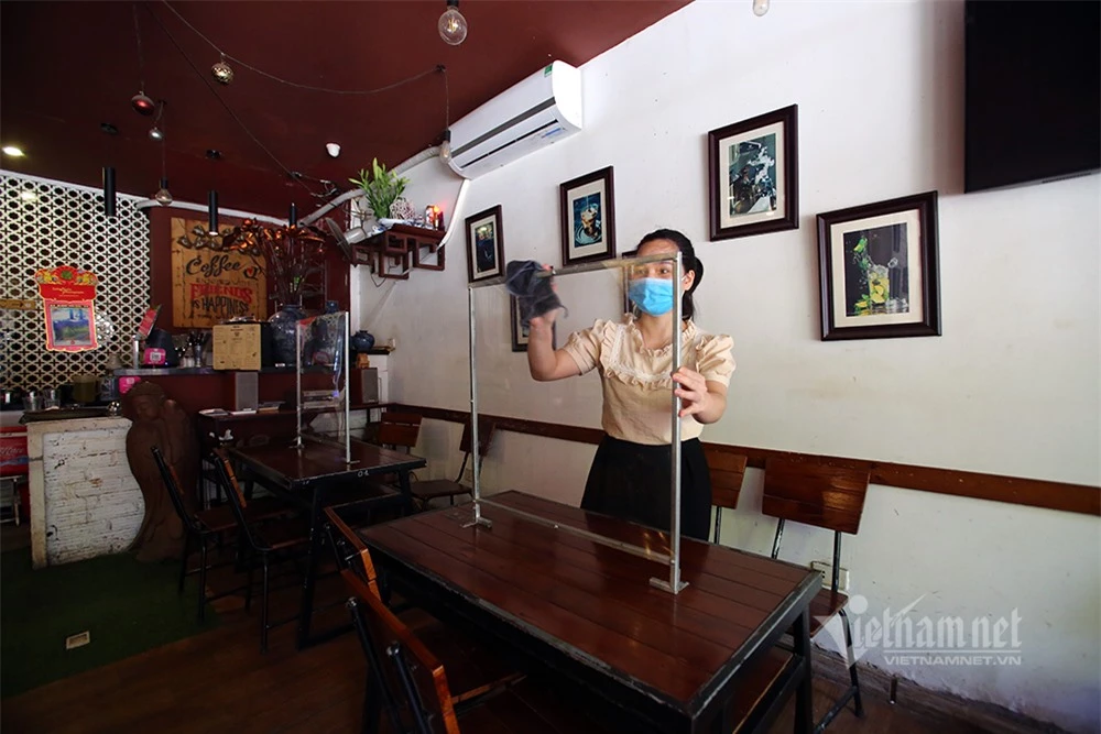Nhà hàng, quán cà phê ở Hà Nội thấp thỏm chờ ngày bán hàng trở lại
