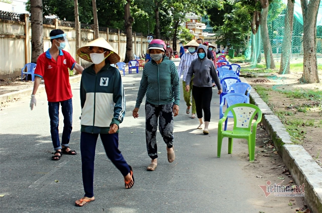 Nhiều ATM gạo miễn phí hỗ trợ người nghèo Sài thành mùa Covid