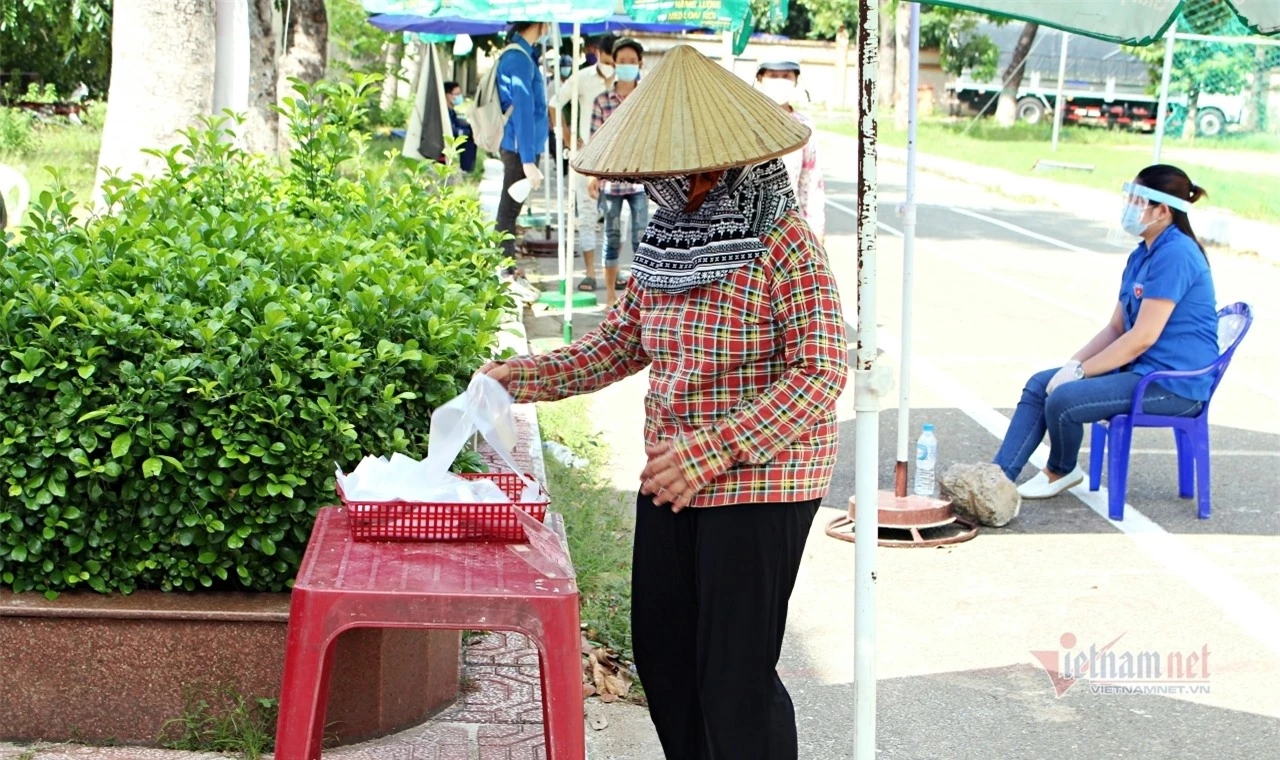 Nhiều ATM gạo miễn phí hỗ trợ người nghèo Sài thành mùa Covid