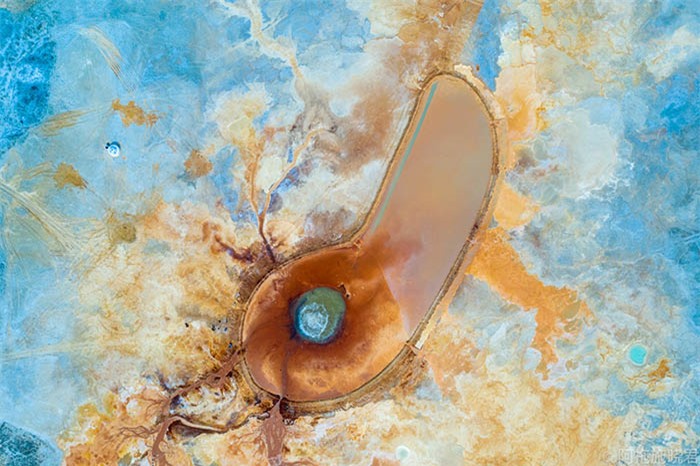 Hồ nước xanh bạc hà kỳ lạ bao quanh "Mắt quỷ" giữa sa mạc