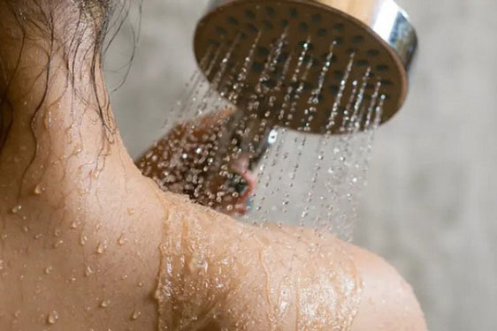 Thấy những dấu hiệu này dù bẩn đến mấy cũng đừng đi tắm kẻo dễ đột quỵ, nhất là điều thứ 2