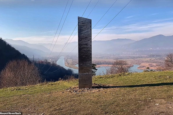 Cột kim loại bí ẩn "bốc hơi" khỏi sa mạc Mỹ, xuất hiện gần pháo đài Romania